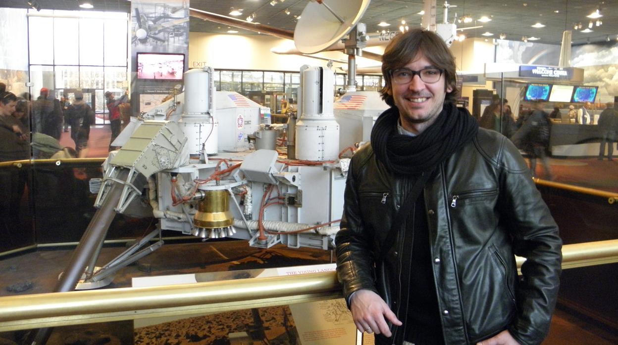 Germán Martínez en el Smithsonian National Air and Space Museum de Washington, D.C., con la sonda Viking de fondo