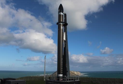 Un cohete de la compañía Rocket Lab en la plataforma de lanzamiento, en Nueva Zelanda