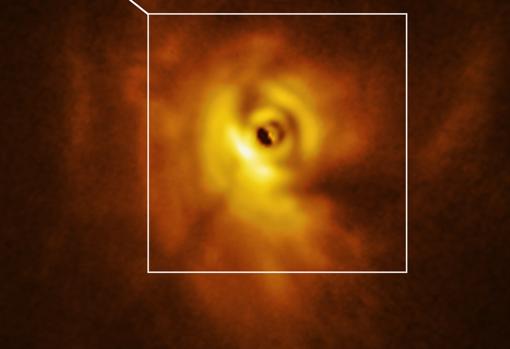 En la imagen, rodeada por el recuadro, un modelo tridimensional del disco de GW Orionis, construido a partir de observaciones