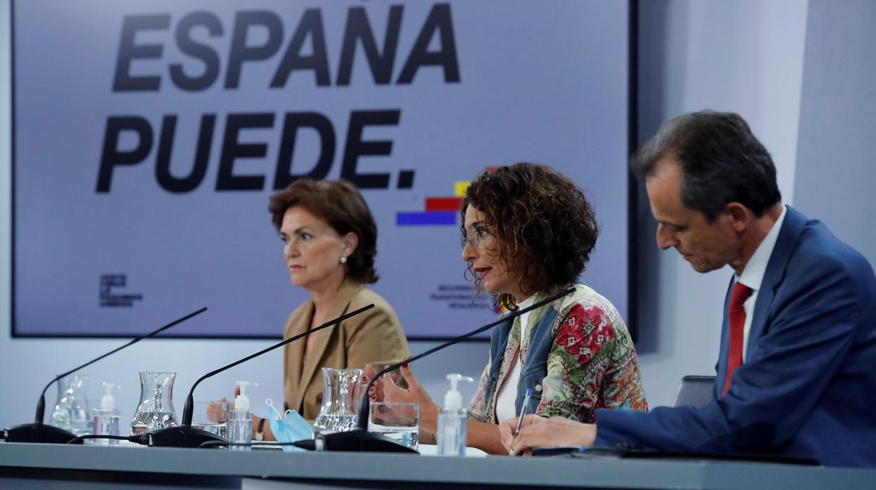 La vicepresidenta primera, Carmen Calvo (i), la ministra portavoz y ministra de Hacienda, María Jesús Montero (c), y el ministro de Ciencia e Innovación, Pedro Duque (d), durante la rueda de prensa tras la reunión este martes del Consejo de Ministros.