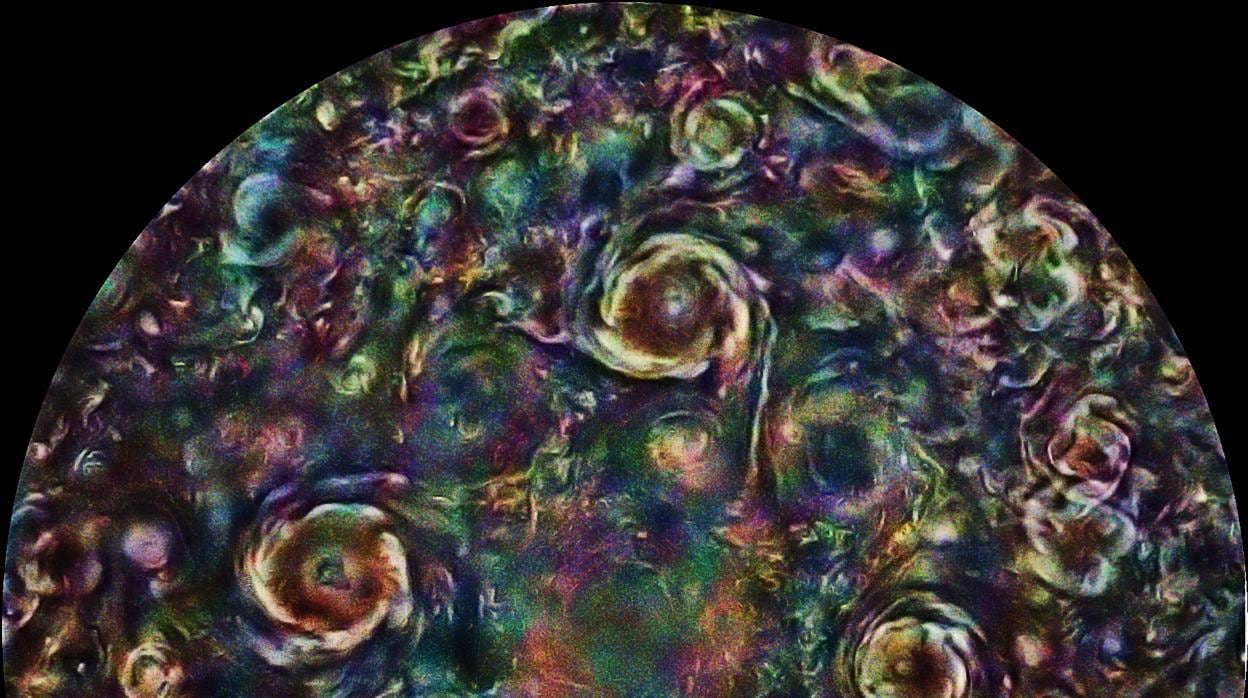 Imagen procesada de las tormentas en el polo norte de Júpiter