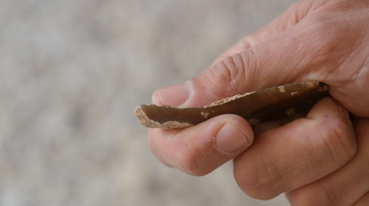 Una de las herramientas hallada en la cueva de Qesem, en Israel