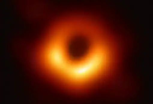 El límite de lo conocido: imagen del horizonte de sucesos del agujero negro supermasivo en el centro de la galaxia M87. La ciencia desconoce qué ocurre en su interior