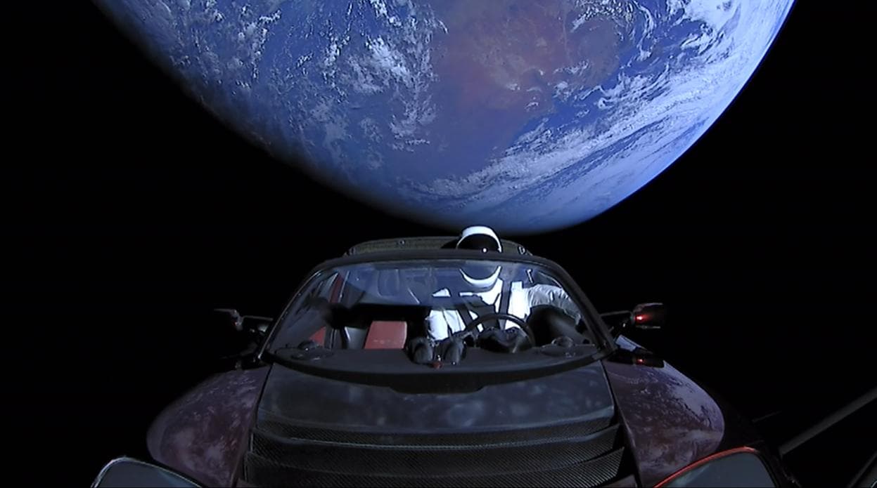 El Tesla, tripulado por el maniquí Starman, en el día de su lanzamiento, en febrero de 2018