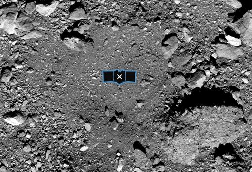 Representación de la OSIRIS-REx, de seis metros de envergadura, en el lugar Nightingale, donde recogerá las muestras, junto a enormes bloques que ponen en riesgo la misión