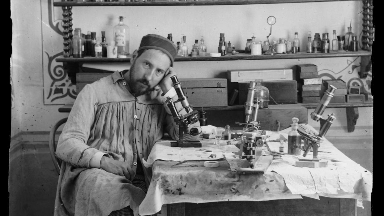 Santiago Ramón y Cajal en su laboratorio, en un autorretrato de alrededor de 1885