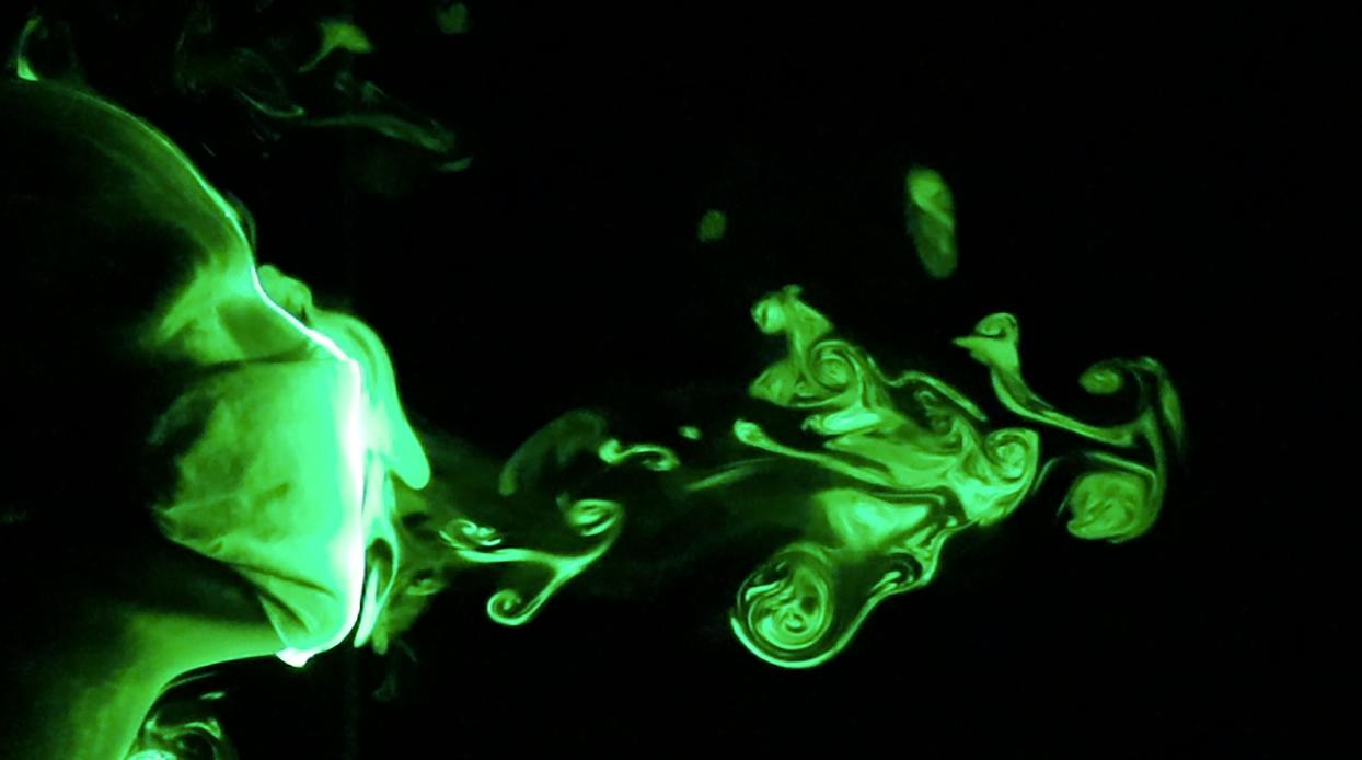 Experimento simulando a una persona tosiendo a través de una mascarilla ineficaz, hecha con un pañuelo doblado