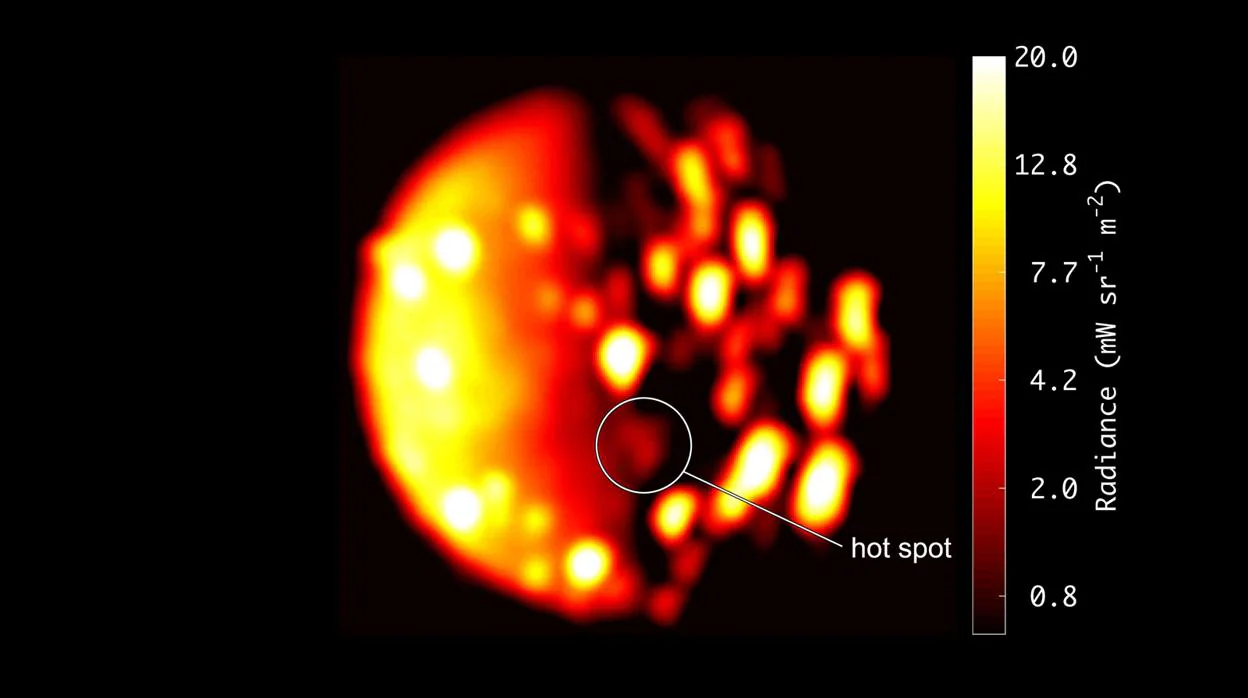 Varias fuentes de calor en la superficie de Juno, relacionados con erupciones activas. Ío es el lugar del sistema solar con un vulcanismo más activo