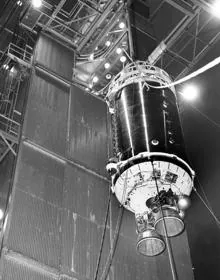 Esta fotografía de 1964 muestra la etapa superior Centaur antes de ser acoplada a un propulsor Atlas. Se utilizó uno similar durante el lanzamiento de Surveyor 2 dos años después