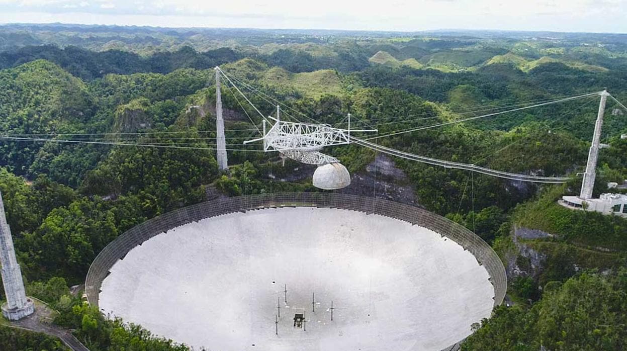Fotografia del radiotelescopio de Arecibo, antes de sufrir las averías que han llevado a su decomisión