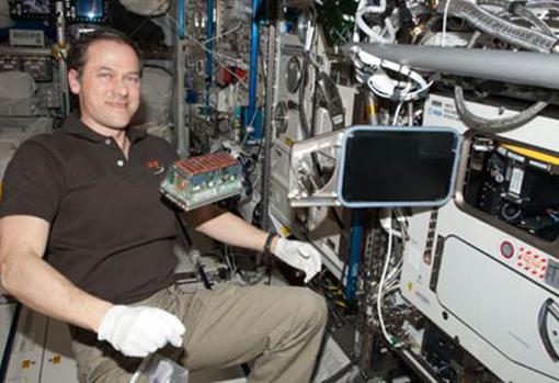 El astronauta Tom Mashburn, a bordo de la ISS, con uno de los experimentos que ha hecho posible estas investigaciones