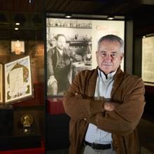 Juan A. de Carlos junto con la Medalla Helmholtz y el diploma Nobel otorgados a Cajal en la exposición del MNCN-CSIC