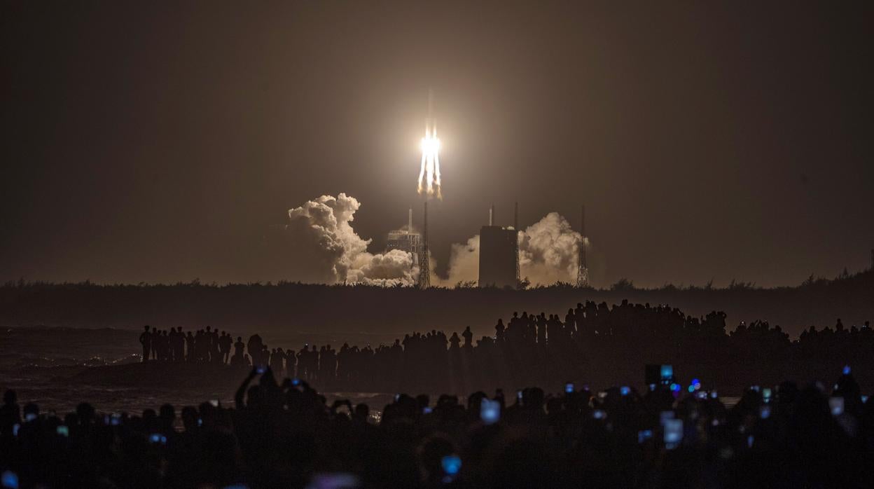 La gente presencia el lanzamiento de la sonda lunar «Chang'e 5» este lunes en la isla de Hainan, en China