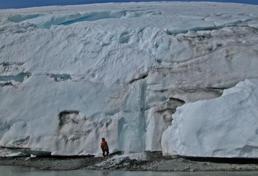 La investigadora, junto a una pequeña cascada que evacúa el agua de la fusión del criokarst