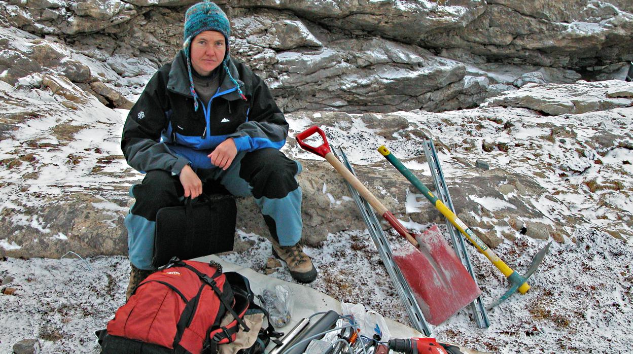 María del Carmen Domínguez, junto a parte del equipo necesario para instalar sondas