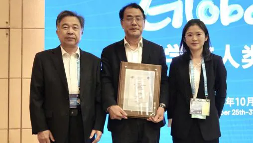 El profesor Zhang Yongzhen (centro) recibe el tercer premio GigaScience para el intercambio de datos