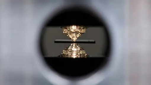 Triturado entre dos diamantes, un compuesto superconductor de hidrógeno, azufre y carbono a temperatura ambiente