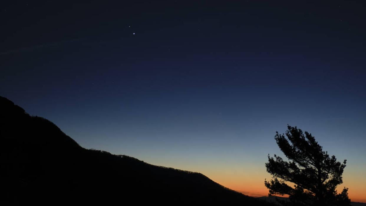 Saturno, arriba y Júpiter, abajo, se ven después del atardecer desde el Parque Nacional Shenandoah, el domingo 13 de diciembre de 2020, en Luray, Virginia