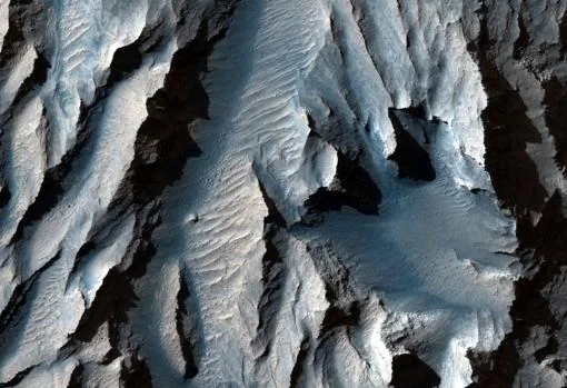 La nueva imagen publicada por la NASA: En la zona de Tithonium Chasma, una parte de Valles Marineris, puede haber registradas evidencias de antiguos cambios climáticos de Marte