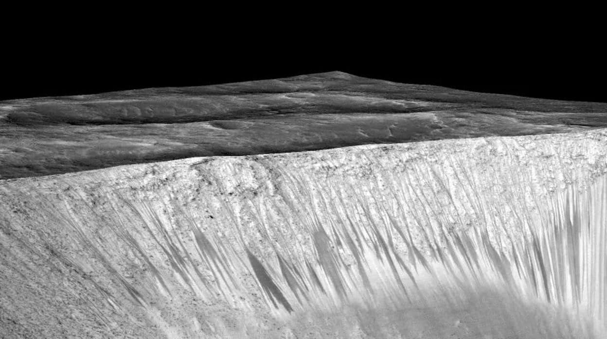 Rayas oscuras en una ladera marciana, fotografiada por el Mars Reconnaissance Orbiter de la NASA