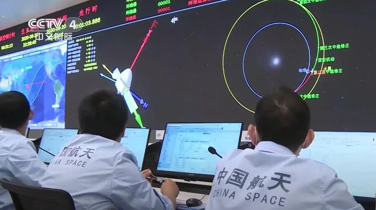 Ingenieros chinos supervisan durante la inserción de la nave 'Tianwen-1' en la órbita marciana