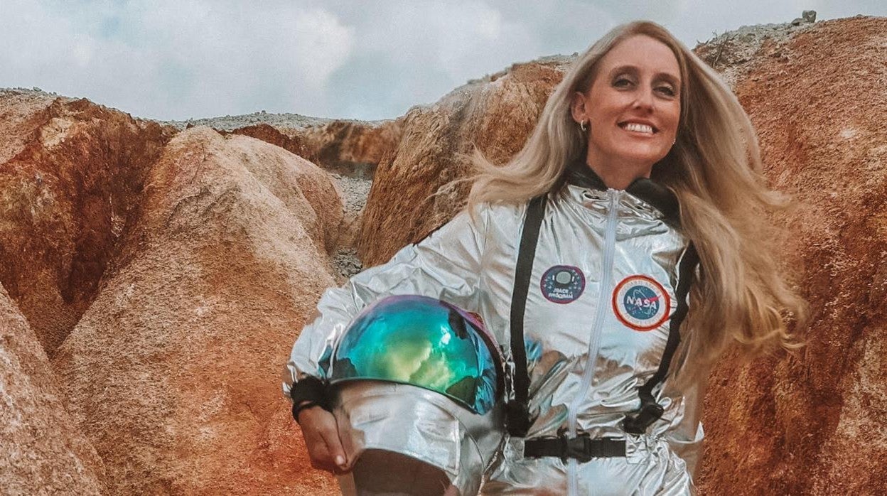 La astrobióloga Angélica Anglés, en una de sus expediciones