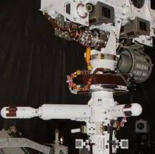 Imagen de los sensores de MEDA situados en el mástil del rover Perseverance, tomada durante la integración de los instrumentos en el rover