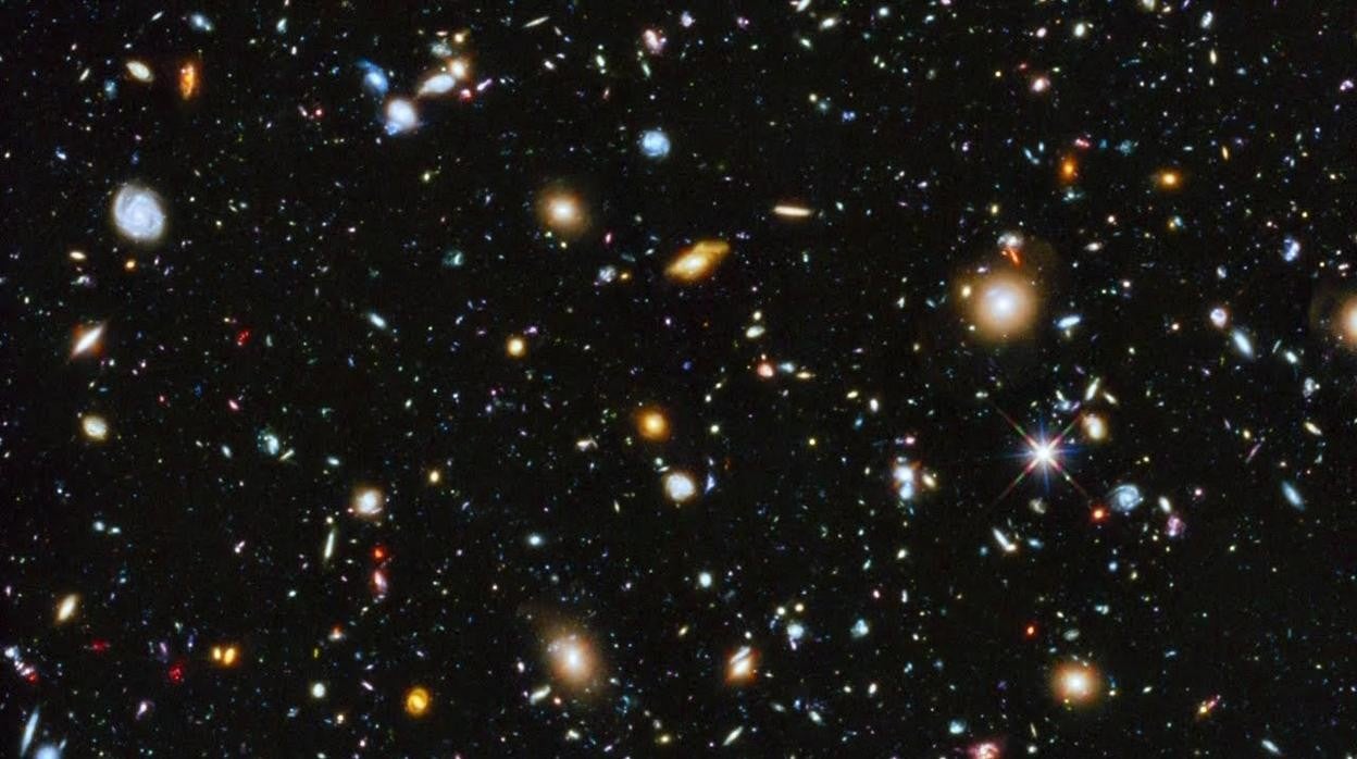 Imagen de campo profundo del telescopio Espacial Hubble que muestra la distribución de galaxias en el Universo cercano