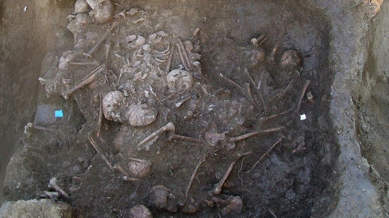 El entierro masivo de Potočani, con varios numerosos esqueletos mezclados