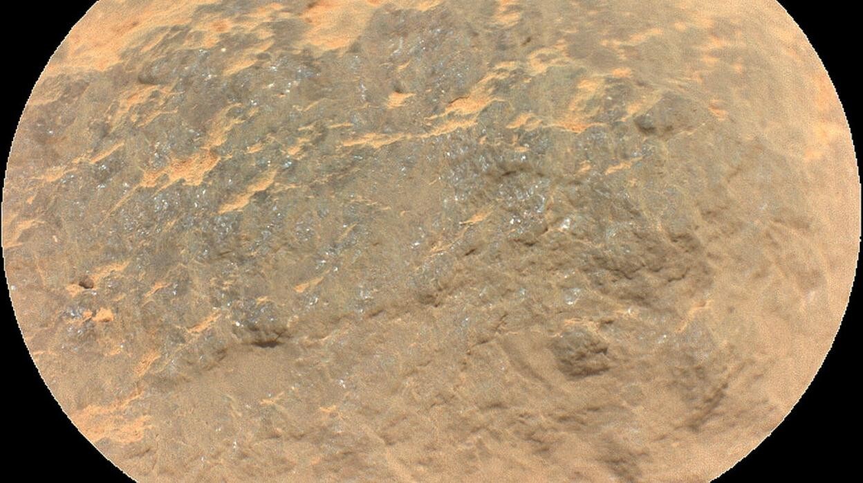 Combinando dos imágenes se ha creado esta fotografía tomada desde el instrumento SuperCam en la que se puede ver de cerca una roca marciana con una gran cantidad de detalles