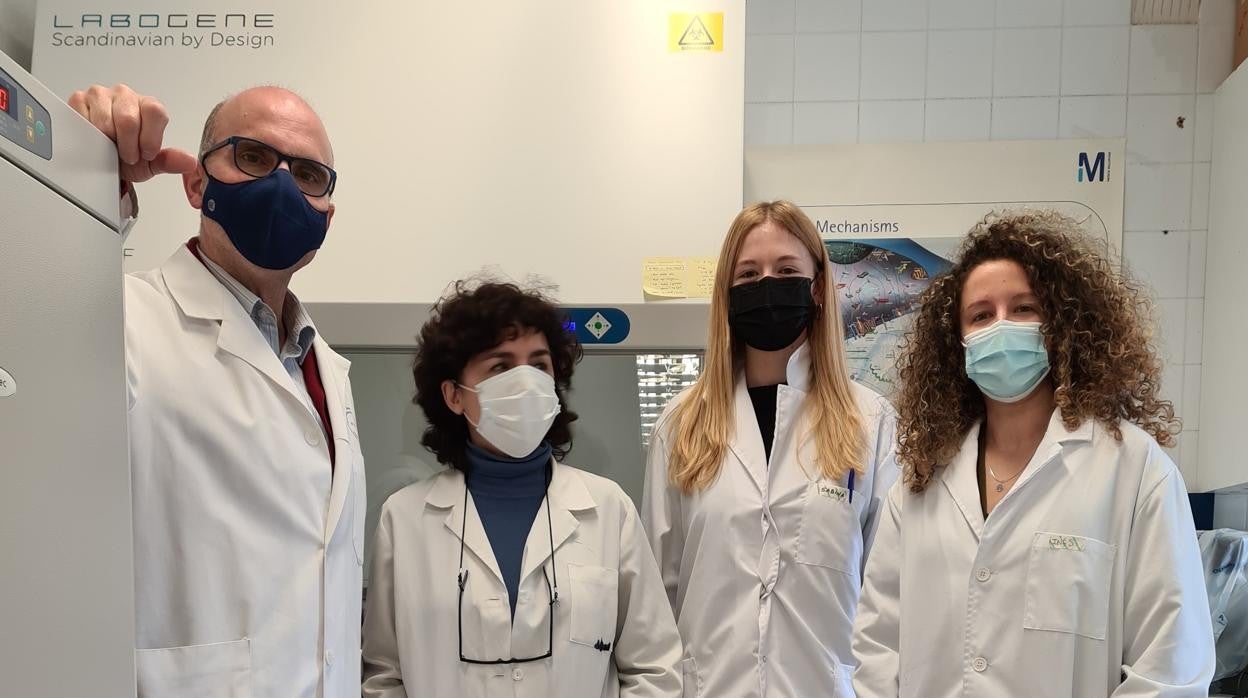 José Antonio López-Guerrero junto a la directora científica del laboratorio, Raquel Bello-Morales, y las investigadoras predoctorales Inés Ripa y Sabina Andreu