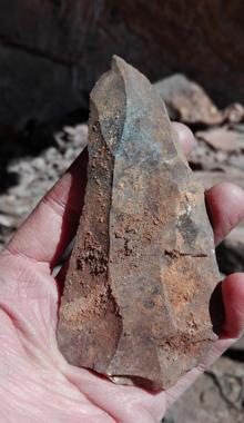 Una de las herramientas de piedra excavadas en Ga-Mohana