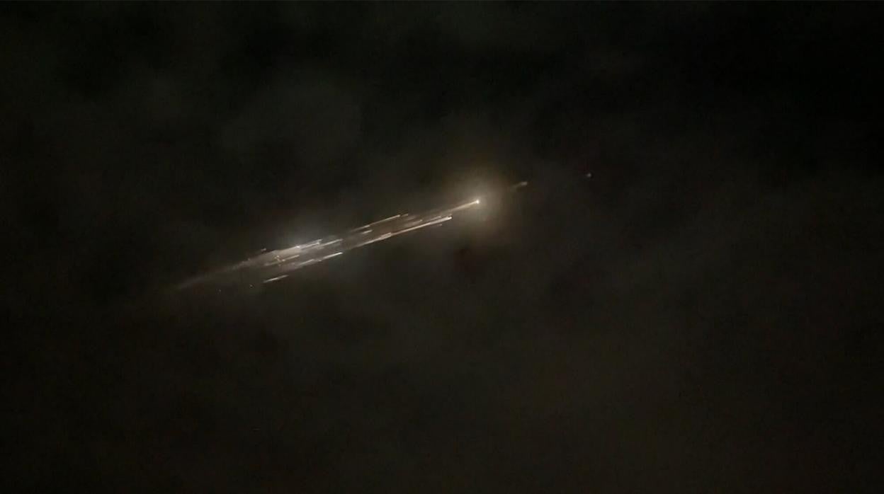 En esta imagen tomada del vídeo grabado por Roman Puzhlyakov se pueden apreciar cómo los escombros de un cohete SpaceX iluminan el cielo de Vancouver, (Washington), el jueves 25 de marzo de 2021 por la noche