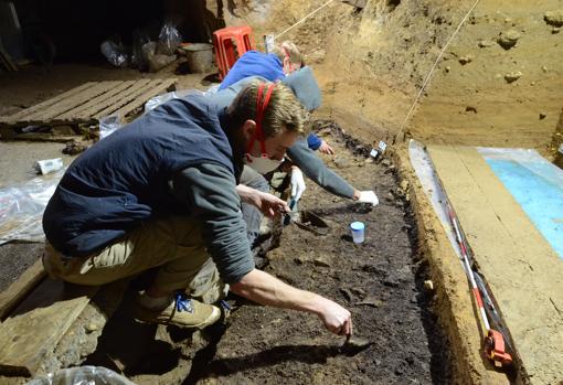 Excavaciones en la cueva Bacho Kiro, en Bulgaria, donde han aparecido algunos de los humanos modernos más antiguos de Europa