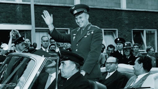 Gagarin en uno de los múltiples desfiles en los que participó como un héroe nacional