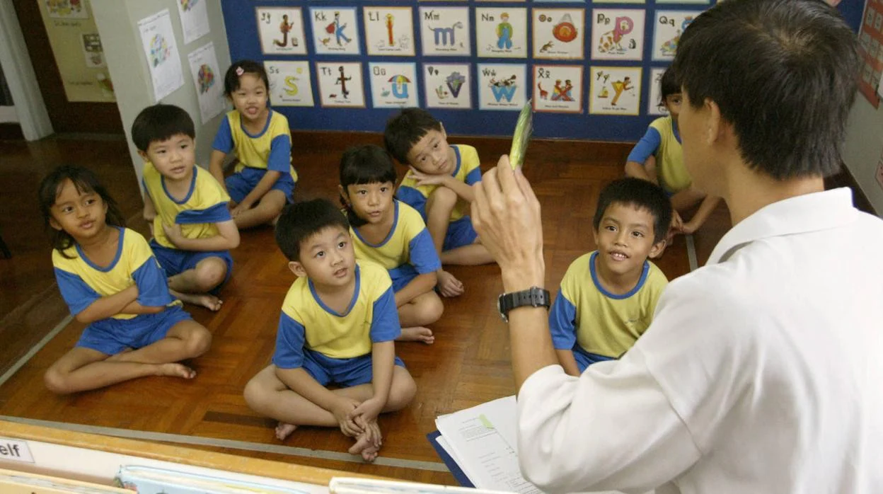Niños de primaria en una clase en Singapur