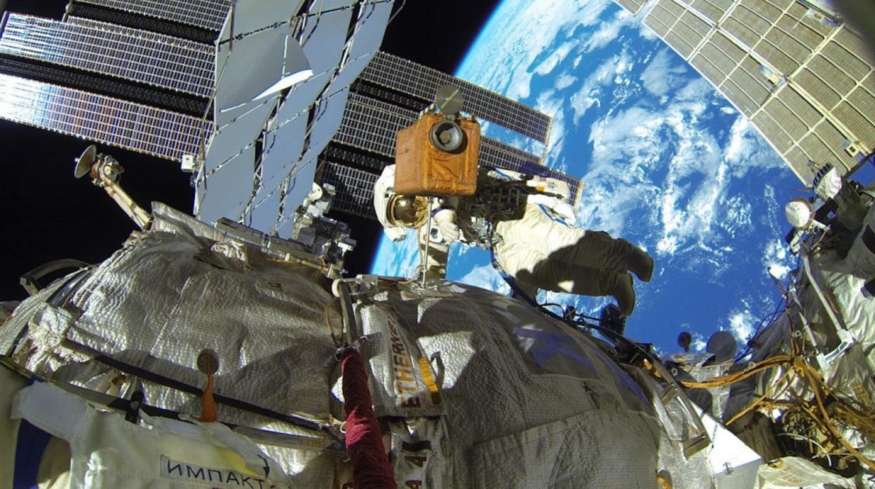 Imagen de lastronautas operando en la ISS