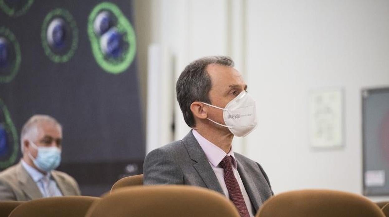 El ministro de Ciencia e Innovación, Pedro Duque durante una presentación en el Instituto de Salud Carlos III, a 19 de abril de 2021