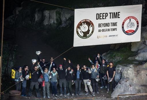 Los voluntarios, al salir de la cueva