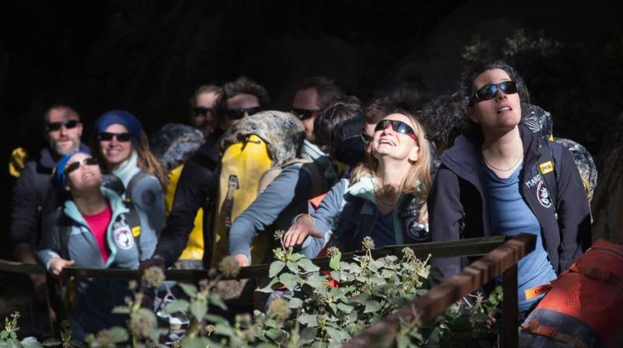 Los voluntarios de la cueva de Lombrives, tras su salida