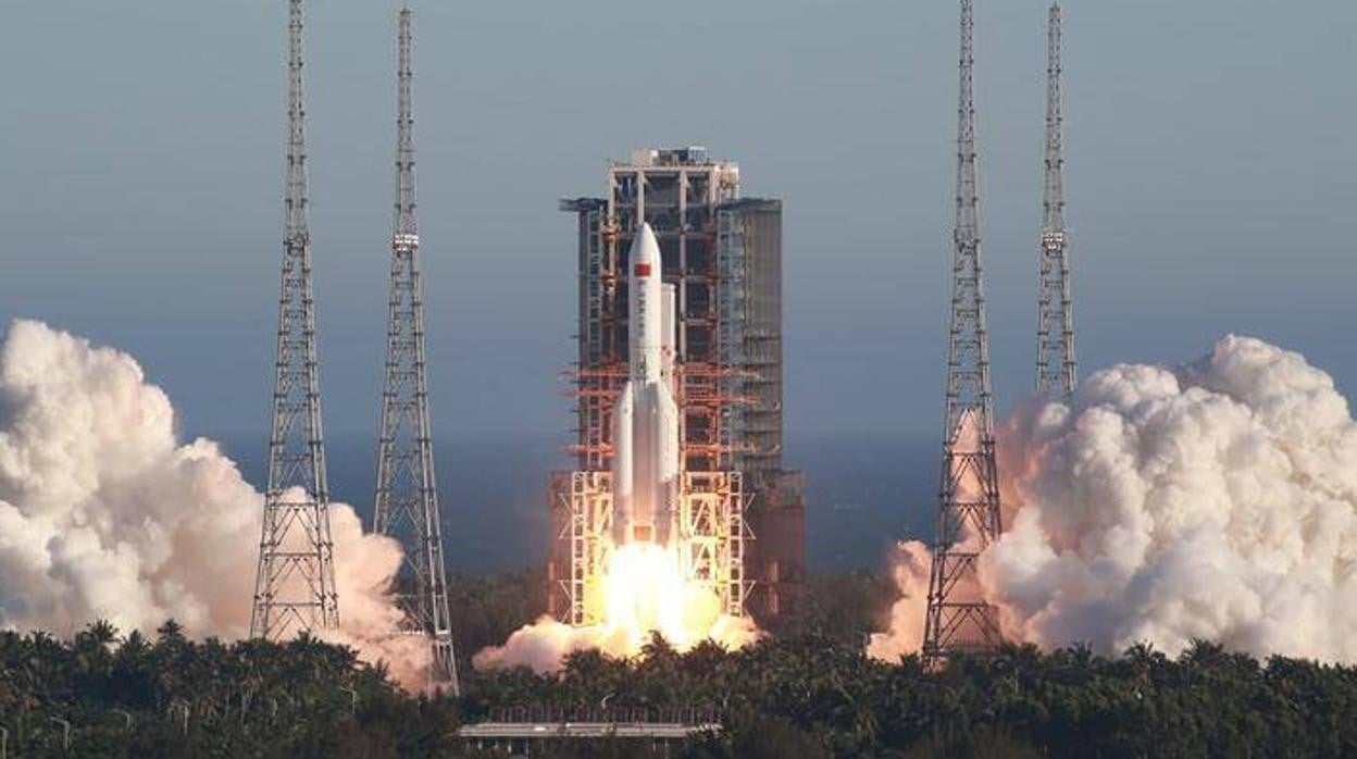 Cohete chino Long March 5B despegando