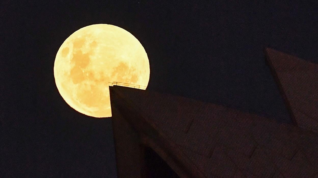 Sigue en directo la superluna y el eclipse total lunar