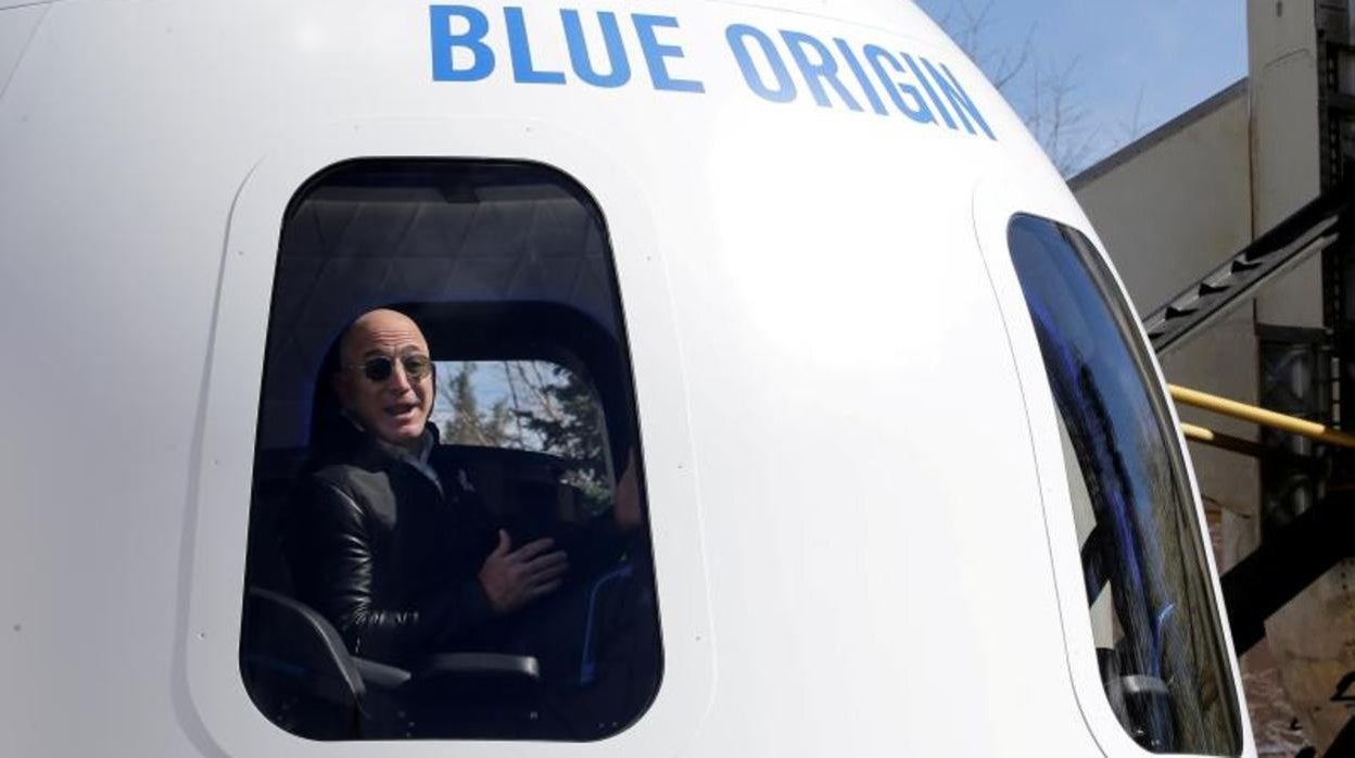 Jeff Bezos muestra el cohete New Shepardy la cápsula Crew Capsule en Colorado Springs (EE.UU.)