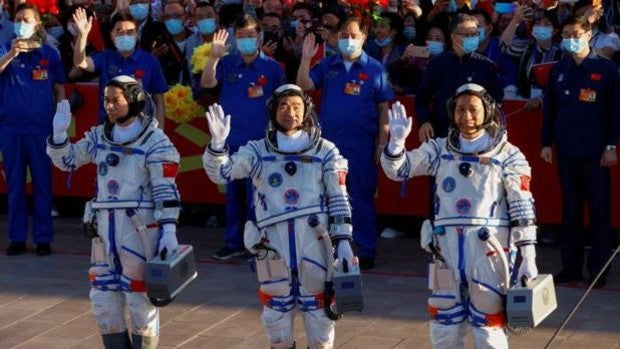 Los primeros astronautas acceden a la estación espacial china