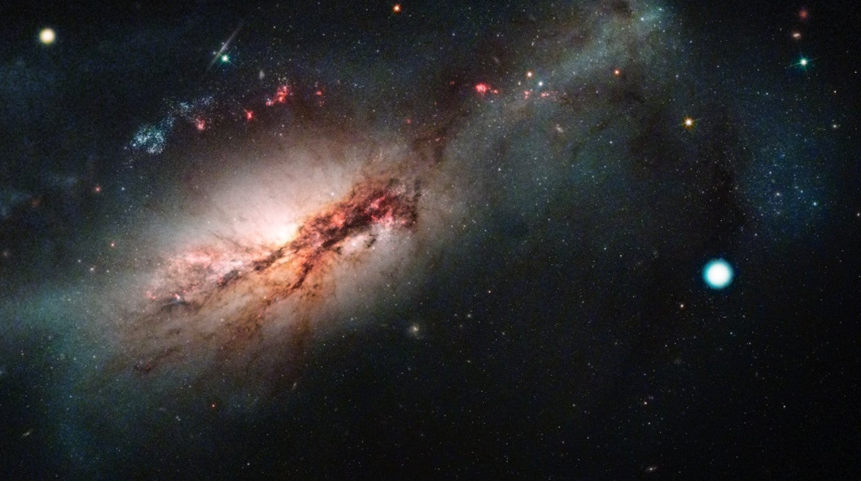 Imagen del Hubble y el Observatorio Las Cumbres de la supernova de captura de electrones 2018zd (el gran punto blanco a la derecha) y la galaxia estelar NGC 2146 (hacia la izquierda)