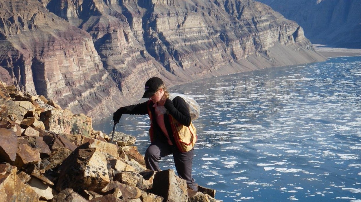 La investigadora Elizabeth Turner trabaja en un acantilado en la isla Baffin de Canadá, en un sitio diferente al de su estudio