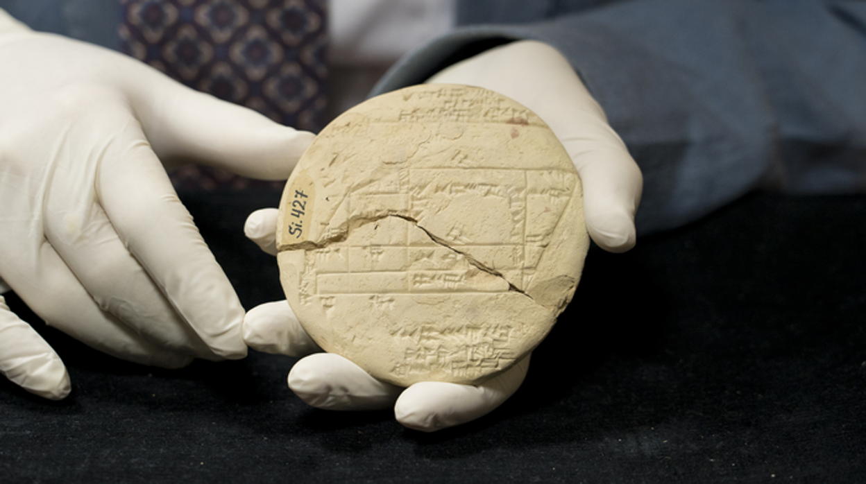 Tablilla de mano de 1900-1600 a. C., creada por un topógrafo de la Antigua Babilonia. Está hecho de arcilla y el topógrafo escribió en él con un lápiz
