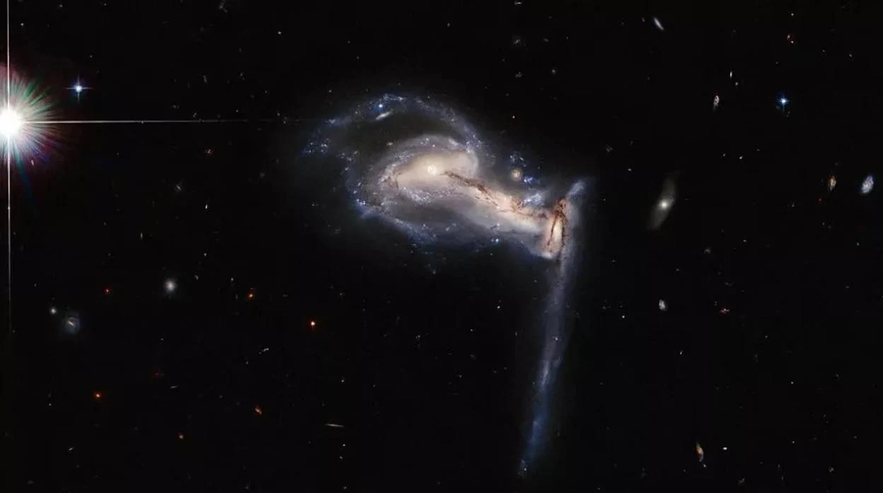 Las tres galaxias del cúmulo Arp 195 muestran cómo será la futura colisión de la Vía Láctea con Andrómeda