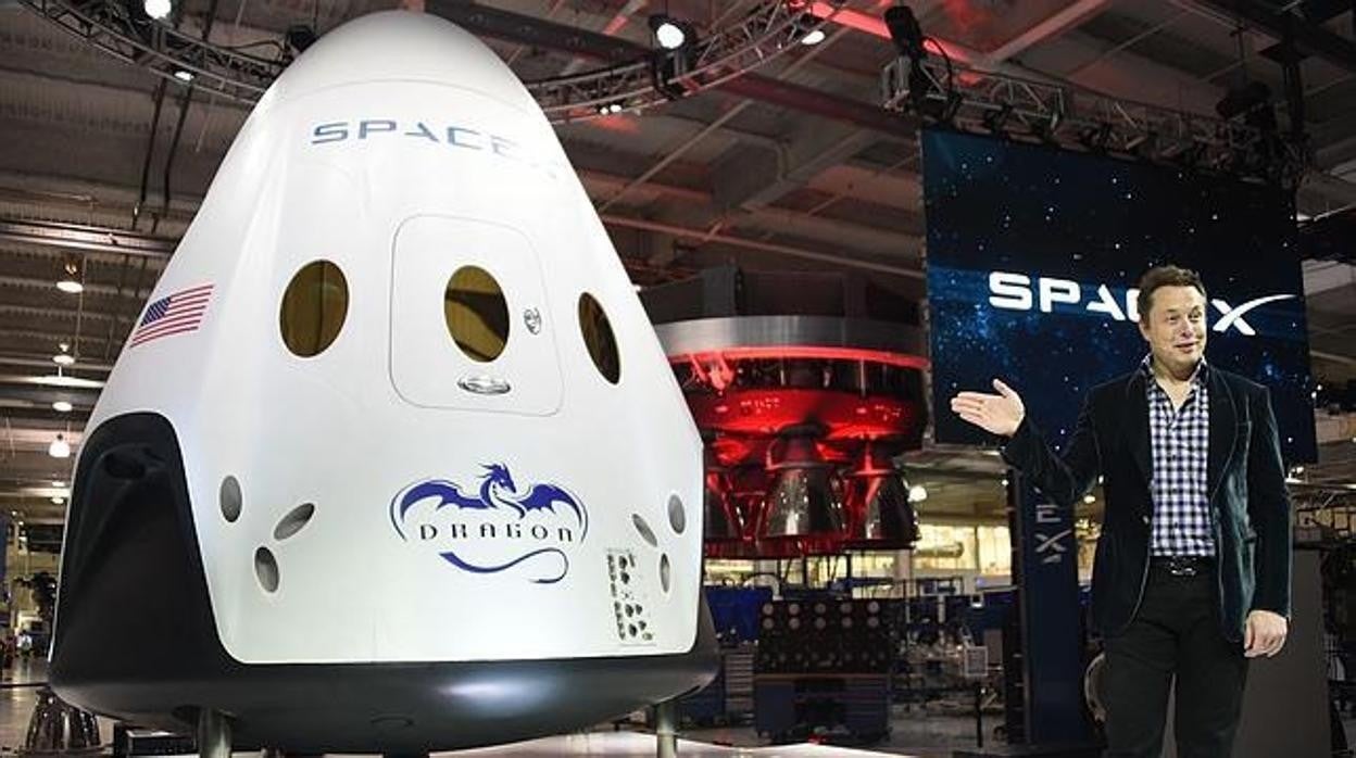 Elon Musk presentando la nave de su compañía, SpaceX