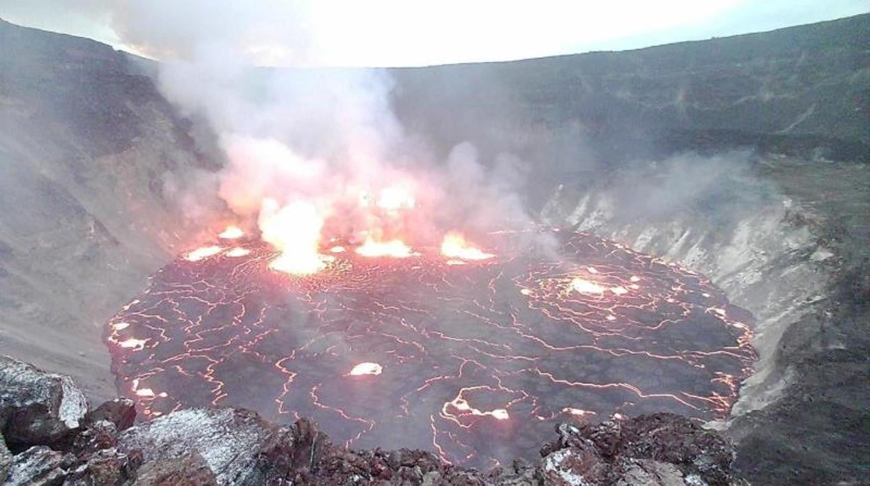 La lava emerge del cráter Halema'uma'u del volcán Kilauea en Hawái